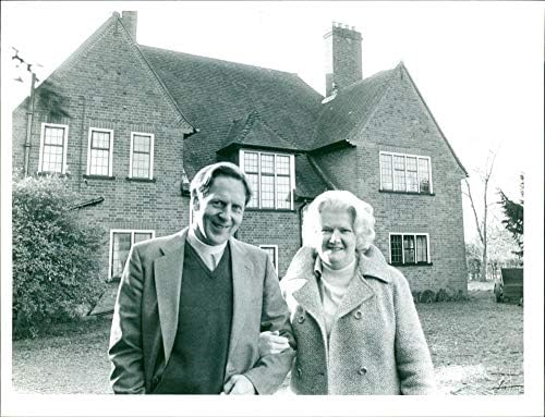 Vintage fotografija Rev. Aleca Colsona i njegove supruge Petto, ispred Rektorata oakley u njihovom novom domu.