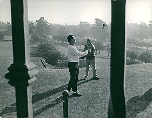 Vintage fotografija Jamesa Garnera kako igra golf.