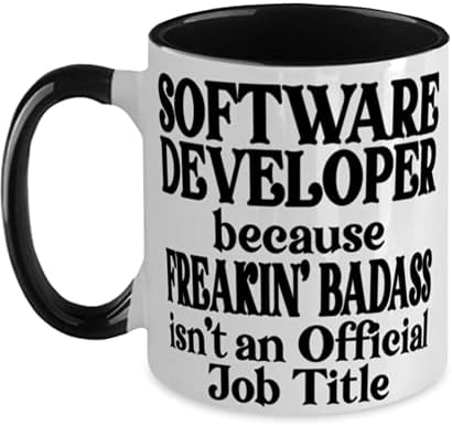 Programer softvera jer Freakin ' Badass nije službeni naziv posla 11oz dvobojna crno-bijela smiješna poruka