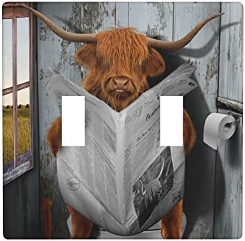 Smiješna visoka krava sjedi na WC-u za čitanje novine Dvostruka preklopna zidna ploča pokriva 2 banda lagana