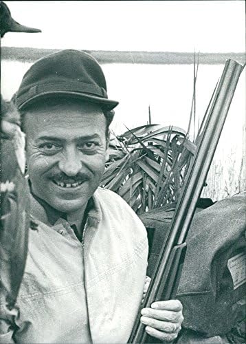 Vintage fotografija Sayeda Ahmeda El Khatiba koji drži pušku.