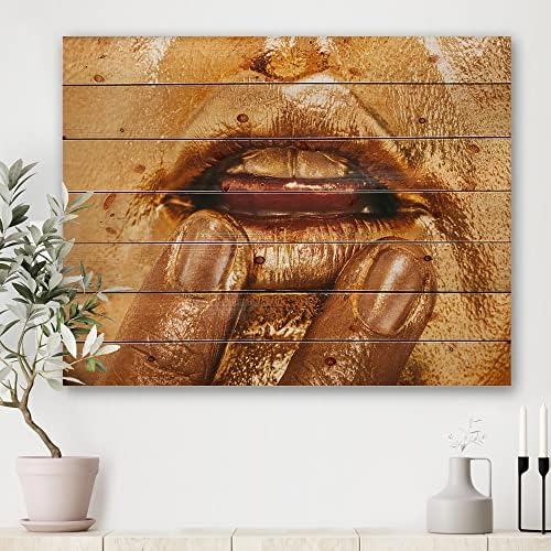 DesignQ Close Up žene usne sa svijetle zlatne šminke i moderne & amp; savremeni drveni zid dekor, narančasto