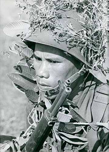 Vintage fotografija Vijetnamskog vojnika u kamuflaži i drži pištolj. Vijetnam.