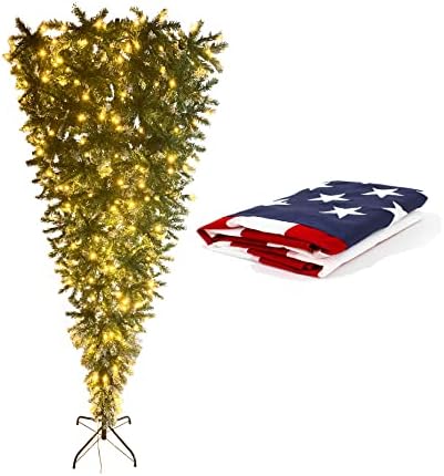 Nagli zeleni božićno drvce sa 3x5 Ft American Flag, Xmas Tree sa LED tople bijelim svjetlima, zelenim listovima sa dijelom prskalice bijele boje, ojačane metalne osnove i jednostavna montaža 7,4ft x-mas