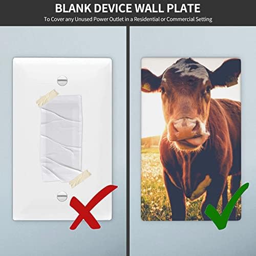 Krava na livadi ispisanim ukrasnim prekidačem zidne ploče, koristi se za električne zidne ploče kuhinje i